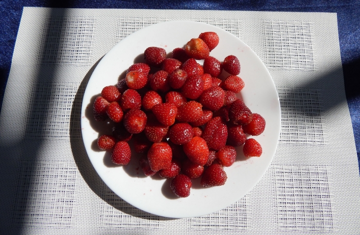 Варенье из клубники в собственном соку с целыми ягодами - шаг 1