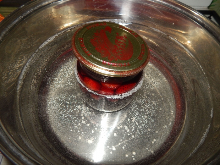 Варенье из клубники в собственном соку с целыми ягодами - шаг 10