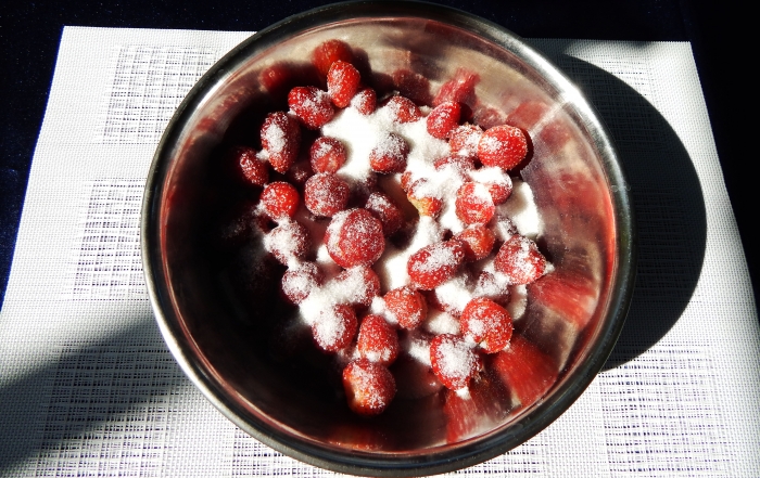 Варенье из клубники в собственном соку с целыми ягодами - шаг 2