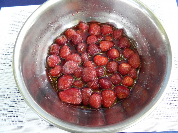 Варенье из клубники в собственном соку с целыми ягодами - шаг 3