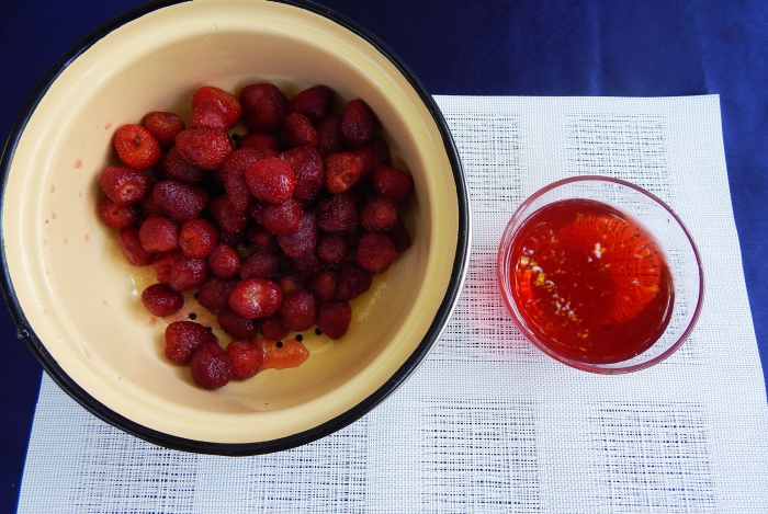 Варенье из клубники в собственном соку с целыми ягодами - шаг 4