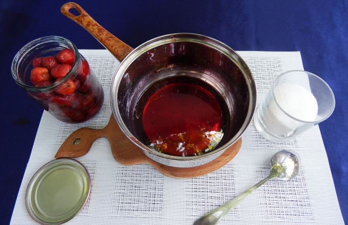 Варенье из клубники в собственном соку с целыми ягодами - шаг 7