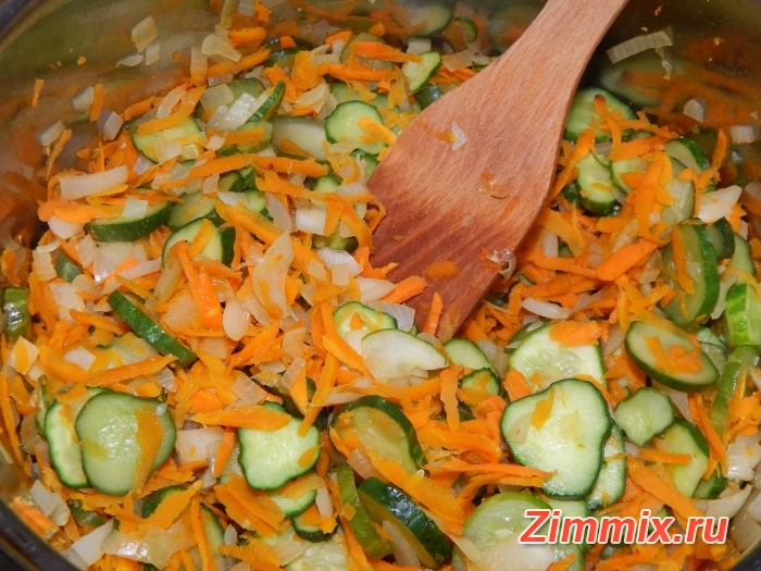 Салат из огурцов, помидор и моркови на зиму - шаг 6